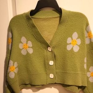 Cropped green sweater with flowers